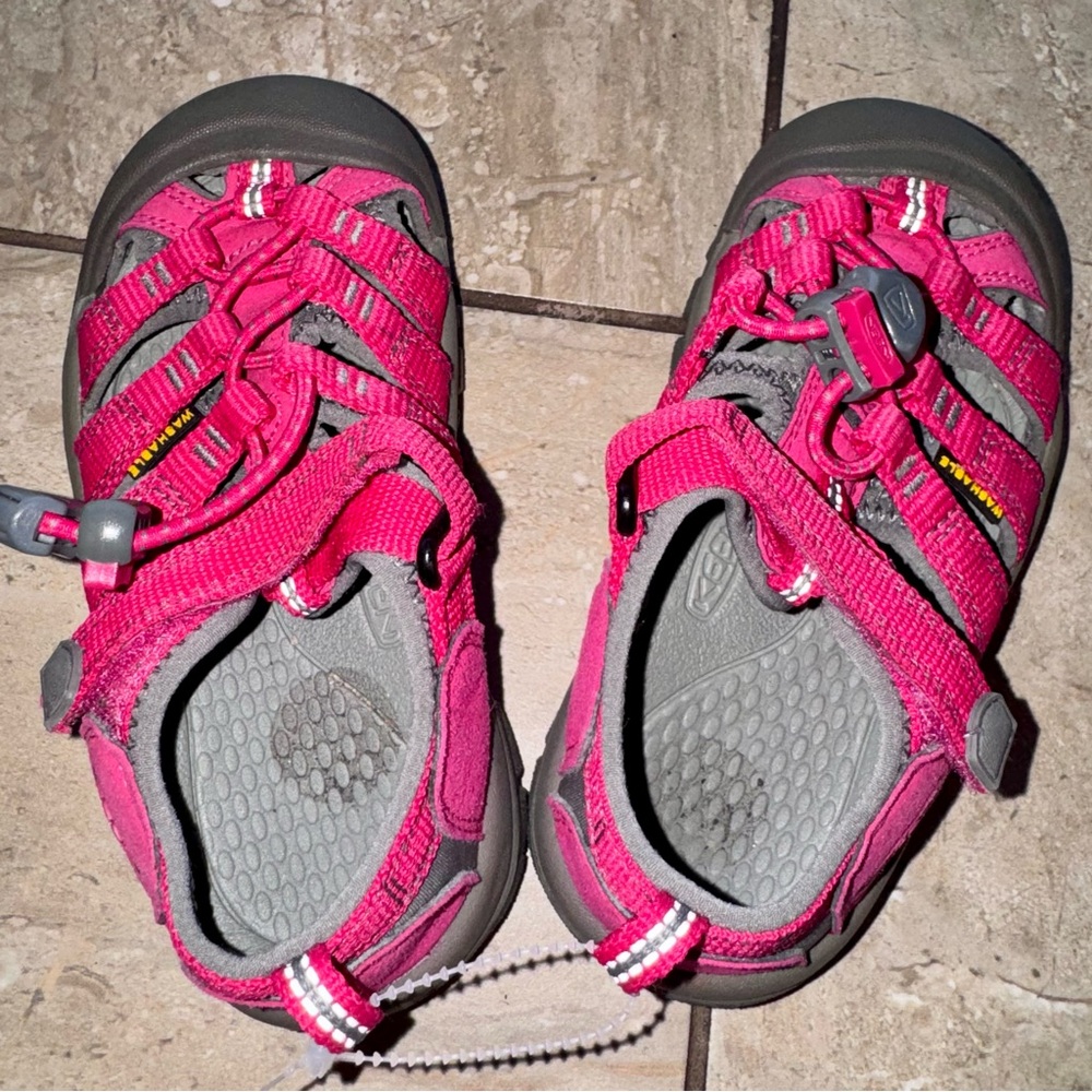 Keen Washable Sandals Like New - Picture 4 of 5